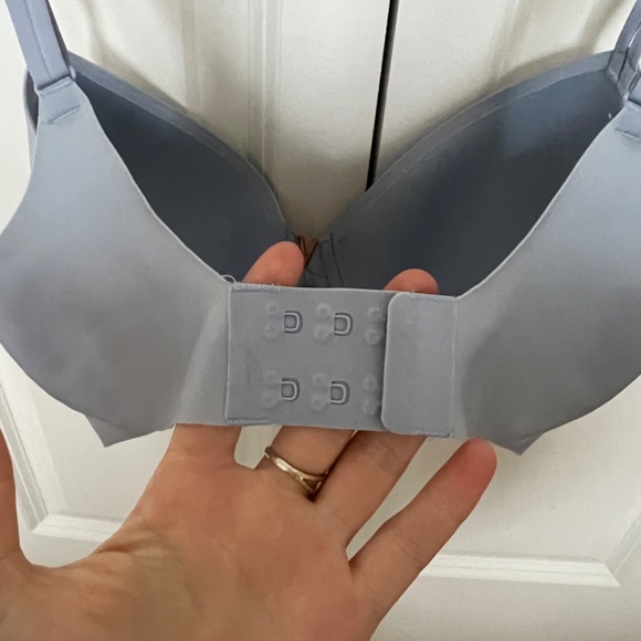 Victoria Secret 34DD - Picture 4 of 4